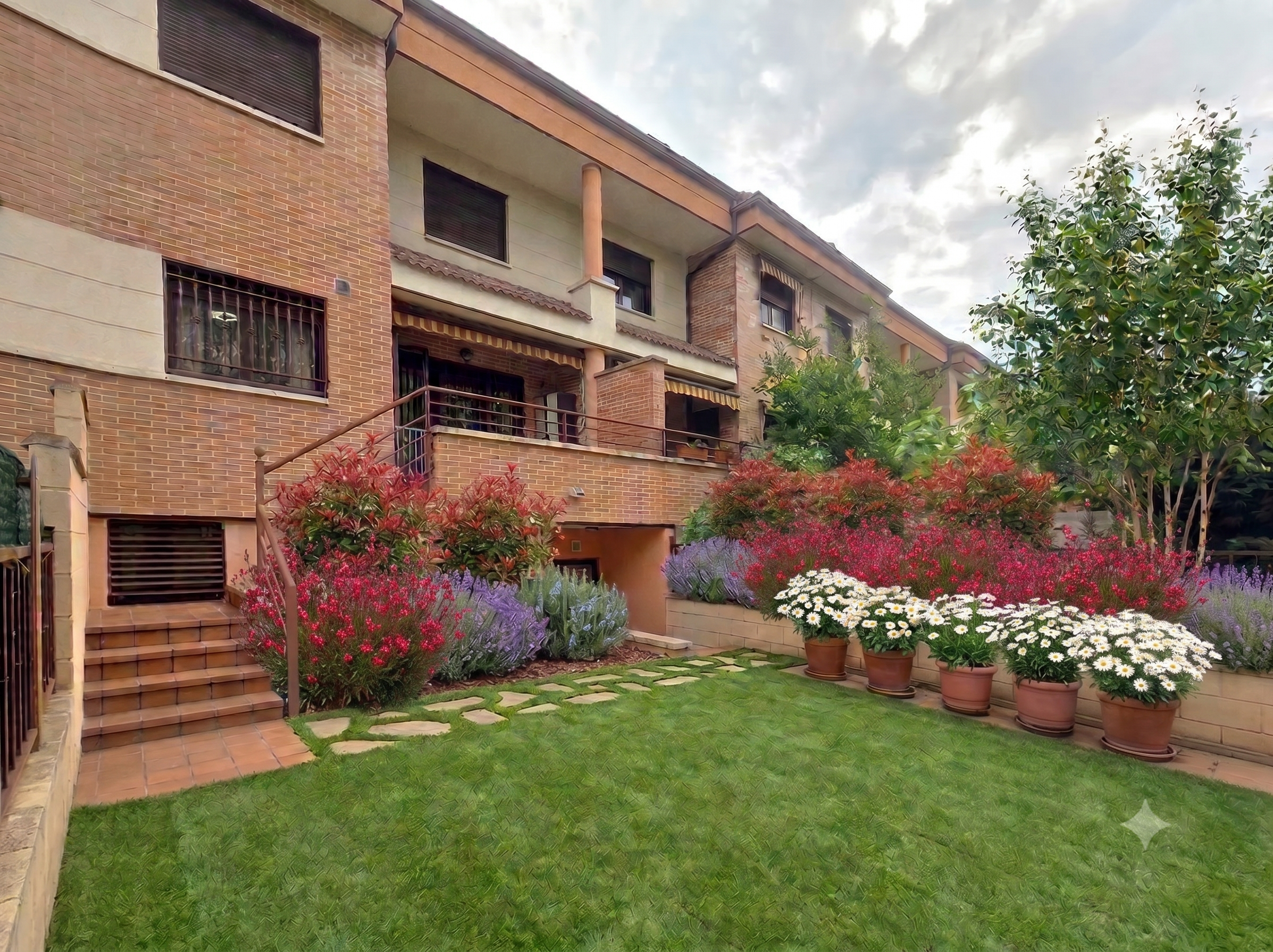 Jardín de chalet en Zaragoza con césped cuidado, macizos de flores y camino de piedra